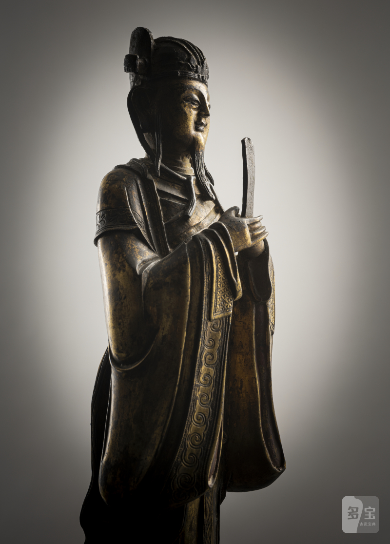 A gilt-bronze of Tianguan on a pedestal, holding a sceptre - 图3
